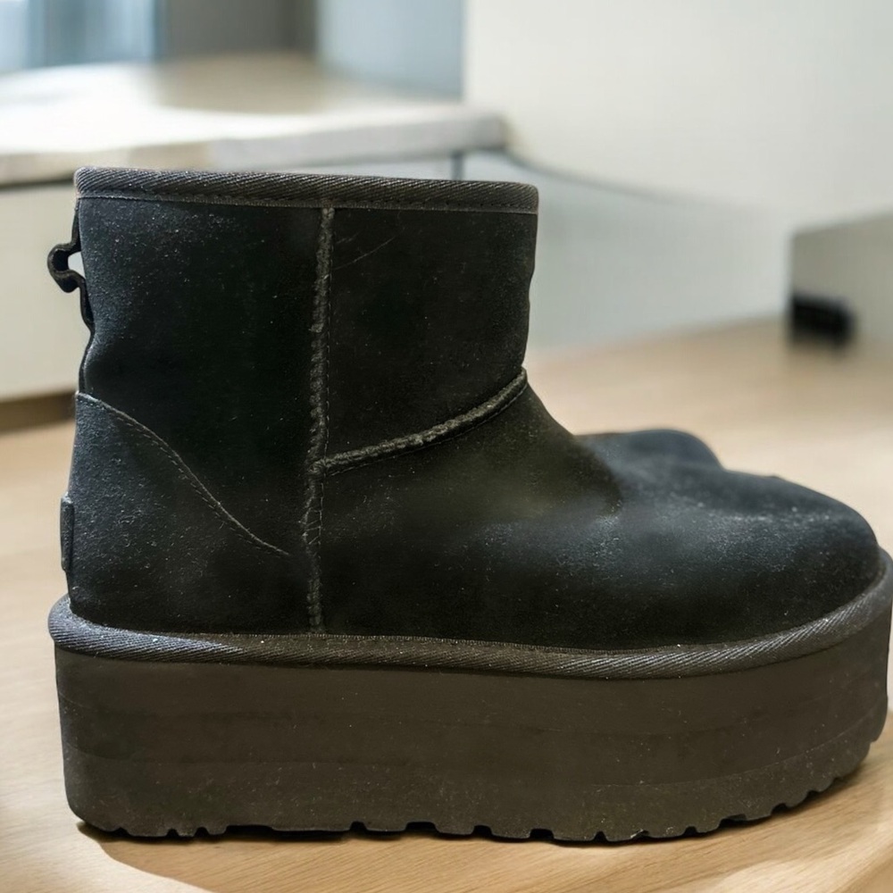 UGG CLASSIC MINI PLATFORM! Never worn